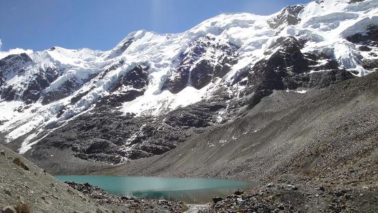 Laguna Isquillani-Dirk Hoffmann-Mayo 2011.JPG